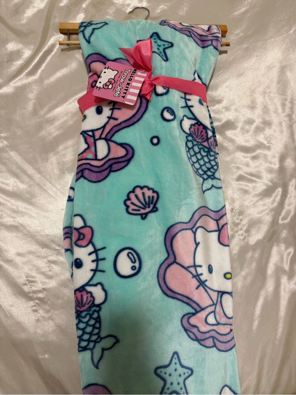 Hello Kitty Pink Throw Jewée Throw Blanket with Ribbon